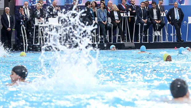 Paris 2024 : un nageur tombe pendant la cérémonie d’inauguration du centre aquatique de Saint-Denis 