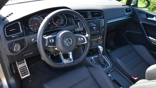 <p>Volkswagen Golf GTE : elle va vous électriser !</p>