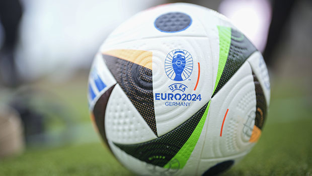 Euro 2024: Comment le ballon connecté servira pour détecter les fautes  de main