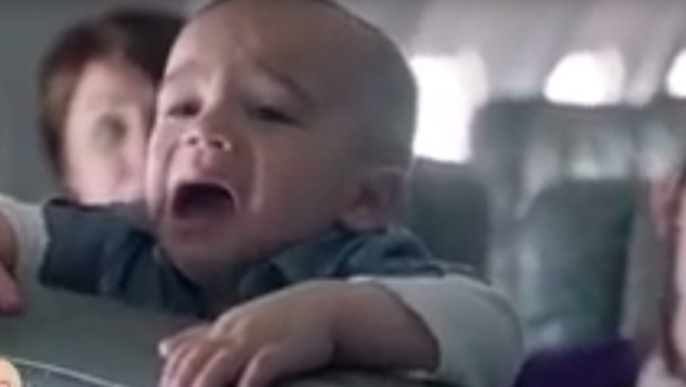 Quand les passagers d'un avion apprécient les cris d'un bébé qui
