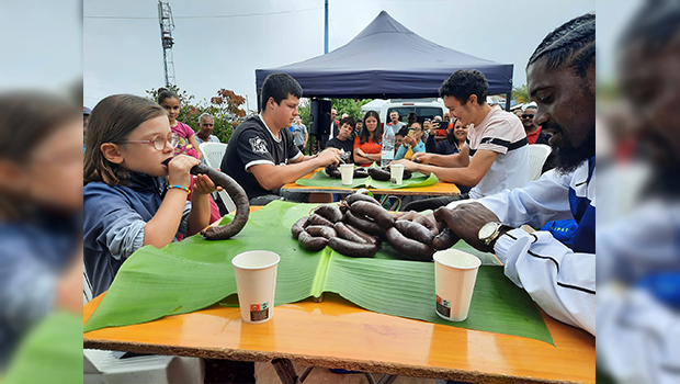 Premier marché forain de Tévelave : le concours de mangeurs de boudins a été un succès
