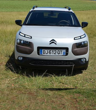 La Citroën C4 Cactus bénéficie des toutes dernières générations de motorisations. En essence, la famille PureTech et en Diesel, la famille BlueHDi. La gamme de moteurs essence propose des puissances allant de 75 à 110 ch et la gamme Diesel développe des puissances de 92 et 100 ch.
La motorisation BlueHDi 100 BVM affiche, sur le cycle mixte et dans sa version la plus efficiente, une consommation de 3,1 l/100 km en pneumatiques Ultra Basse Résistance au Roulement (UBRR) et des émissions de CO2 de 82 g/km.
Côté motorisation essence, on retrouve donc la classe PureTech, la nouvelle famille de moteurs essence 3 cylindres lancée en 2012 sur les Citroën C3 et sur la DS3. PureTech 75 et PureTech 82 permettent de réduire les émissions de CO2 de 25 % par rapport à la famille de moteurs 4 cylindres qu’elles remplacent.
