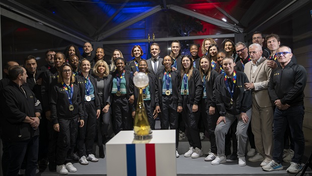 Handball : sacrées championnes du monde, les Françaises reçues par E. Macron à l’Élysée - Décembre 2023