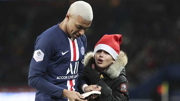 En plein match, Kylian Mbappé signe un autographe à un enfant
