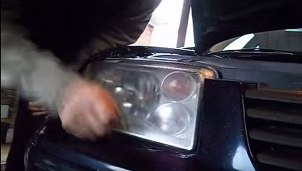 3 manières de restaurer des phares de voiture opaques avec un nettoyant  pour phares