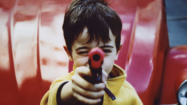 Mon enfant veut un pistolet pour Noël : dois-je céder ?