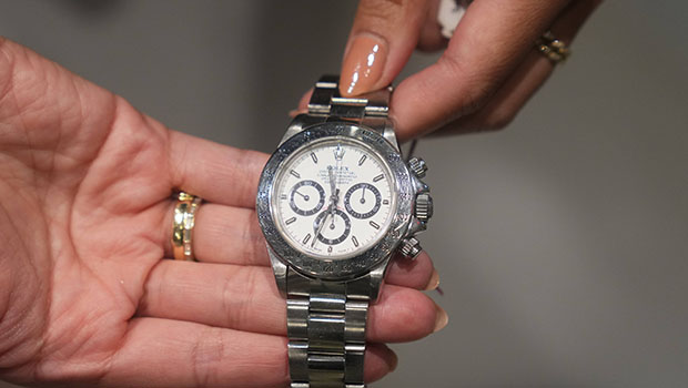 Rolex, Cartier, Omega... Les montres des criminels vendues aux enchères à prix cassé