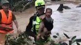 Vidéo – Un bébé en pleurs, sauvé des eaux, devenu la figure de la catastrophe au Laos