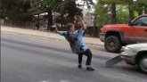 Histoire incroyable : un skateur était à deux doigts de perdre la vie