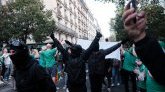 Des manifestants s'en prennent à une voiture de police à Paris 