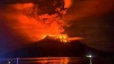 Indonésie : le volcan Ibu en éruption, projette une colonne de cendres de 6 km de haut