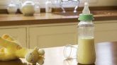 Bébé de 4 mois en coma éthylique : sa grand-mère confond vin blanc et eau pour son biberon