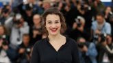 Camélia Jordana : la comédienne affirme "ne pas être en sécurité face à un flic", C. Castaner condamne des propos "haineux"