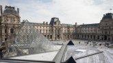 Paris - Musée du Louvre : un agent interdit à une femme d'allaiter son bébé